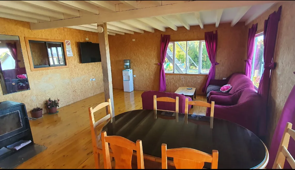 Vista interior de una habitación matrimonial con cama cómoda y decoración rústica.