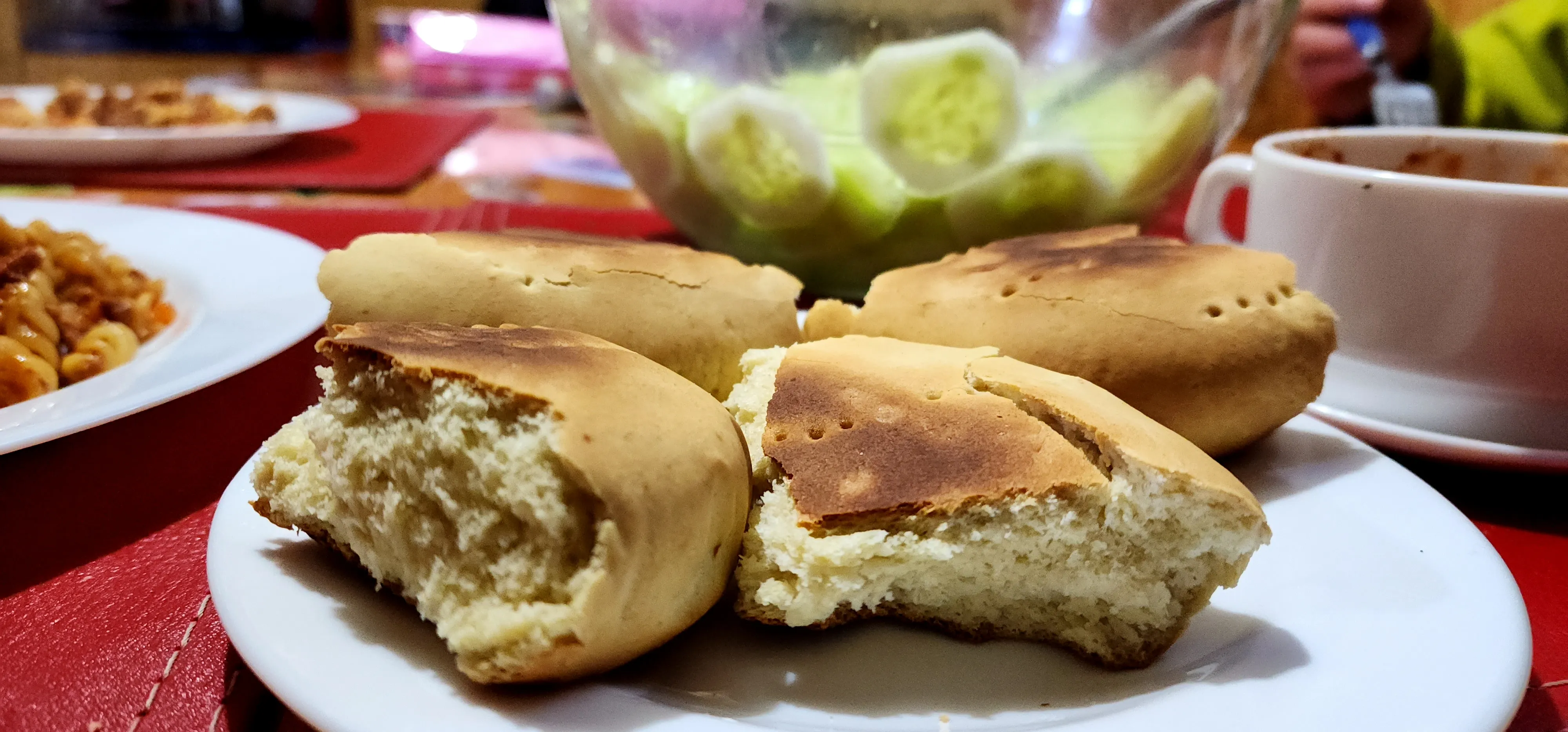 Detalle de la decoración artesanal de madera en una habitación.